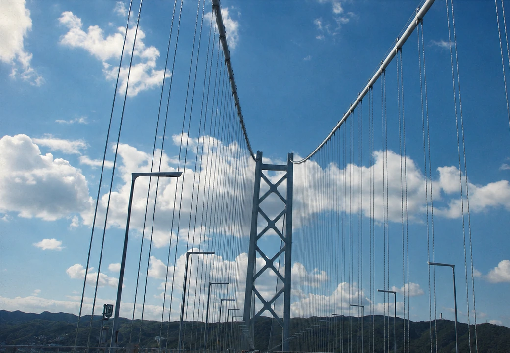 青空の下に伸びる吊り橋